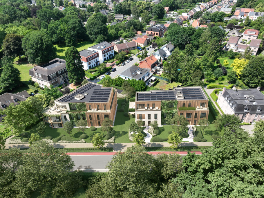 Drone-integratie van twee woongebouwen met terrassen, tuinen en zonnepanelen langs een groene woonstraat in Schilde.
