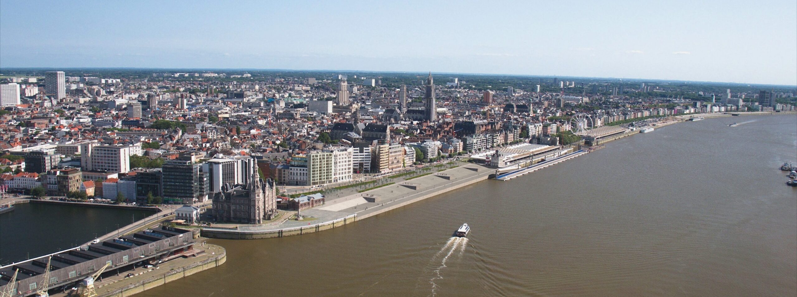 Panoramisch luchtbeeld van de Scheldekaaien en de Antwerpse binnenstad.